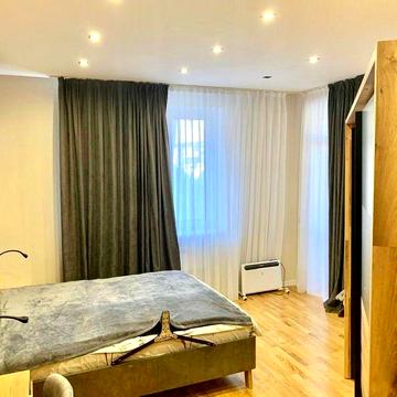 Продам 4-кімнатну квартиру в центрі міста