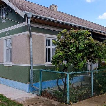 Продається гарне, охайне господарство у смт.Лужани