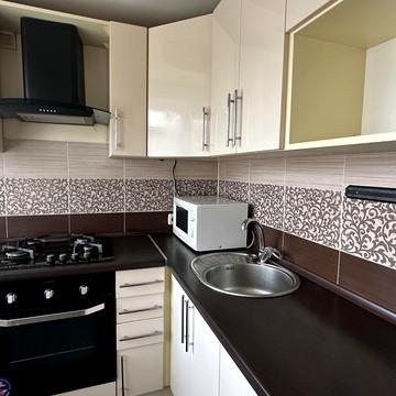 Юності вул., 4