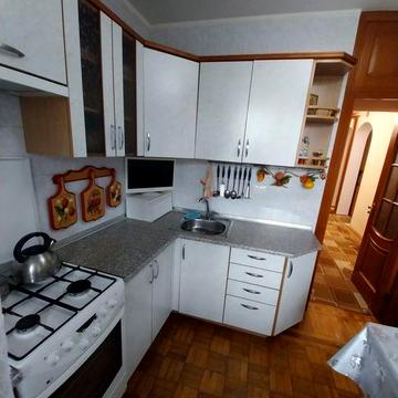 Сдам 2 х кімнатну метро Харківська вул.Олійника 8