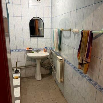 Двух поверхова будівля з усіма зручнастями для проживаня