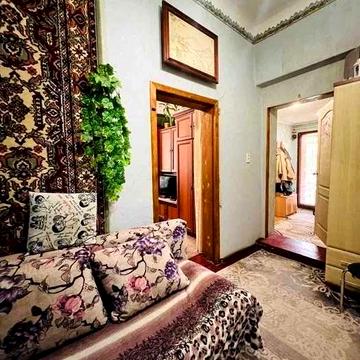 Продаж 2к квартири в будинку на Шкільному