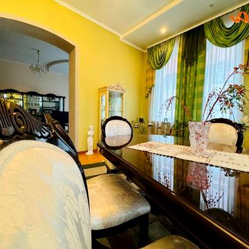 Михайла Грушевського вул., 1