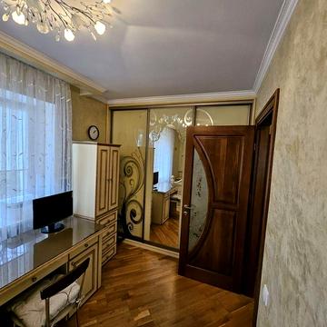 Академіка Євгена Лазаренка вул., 9