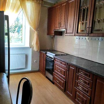 Оренда 3 кімнатної квартири в районі базару на першому поверсі з АО