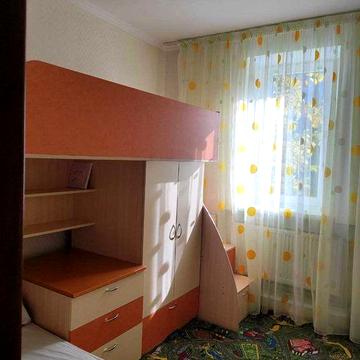 Оренда 3 кімнатної квартири в районі базару на першому поверсі з АО
