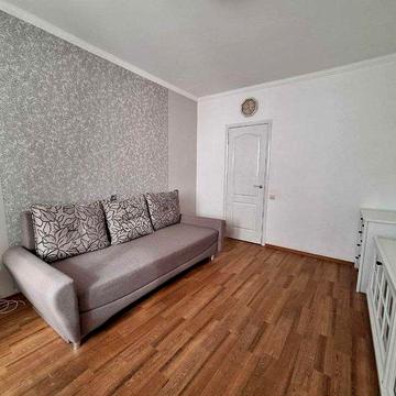 м.Позняки-5хв пішки, вул.Гмирі, 9а. Світла простора 2 кімн з ремонтом