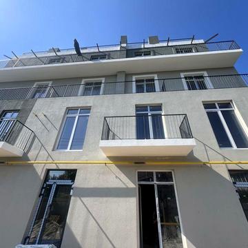 2-кім з власною терасою! Укриття! басейн, газ.
