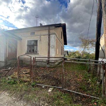 Продається половина будинку
