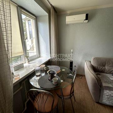 Льва Ландау просп. (50-річчя СРСР), 16