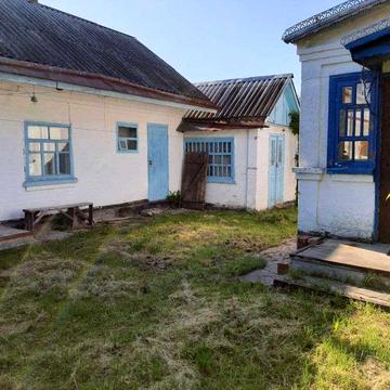 Продам будинок біля озера із земельною ділянкою (центр)