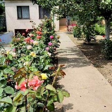 Дом с солнечными панелями и городской канализацией