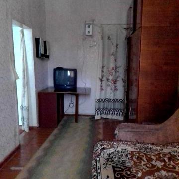 Сдам 2 х комнатную гостинку.