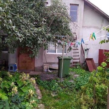 Частина цегляного будинку в затишному районі міста