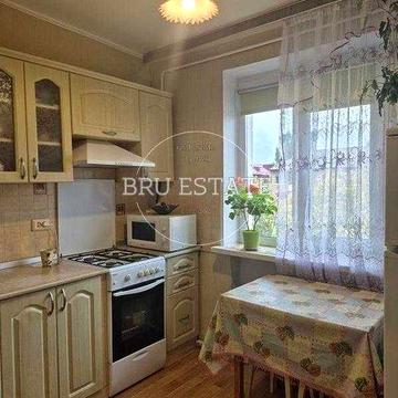 Продам світлу 1к кв на вул Чорних Запорожців 13 Воскресенка Без %