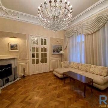 5-комнатная двухуровневая квартира в самом центре города