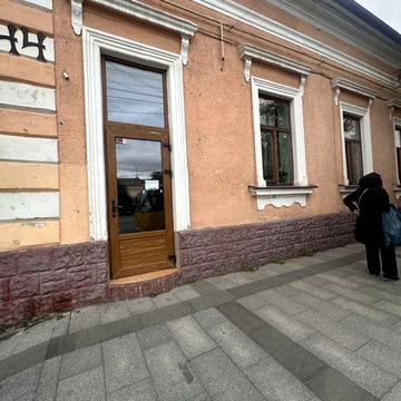 Продаж 6-ти кімнатноі квартири з комерційним приміщенням м.Ужгород
