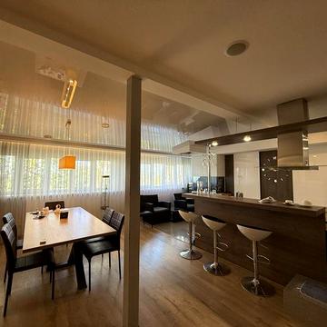 Аренда двухуровневой квартиры на Набережной.