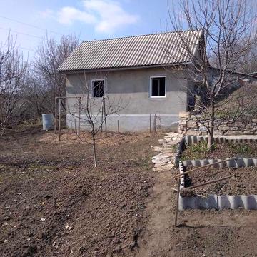 Два невеликих будинки  під дачу