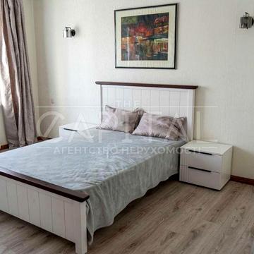 Світла 4-кімнатна квартира в центрі Києва біля метро Університет