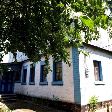 Добротний будинок з великою земельною ділянкою