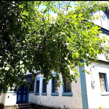 Добротний будинок з великою земельною ділянкою