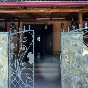 Житловий будинок з вбудованим кафе. Терміновий продаж .