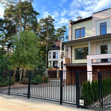 Продаж нового котеджу в Брюховичах біля озера