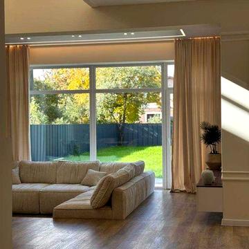 Будинок з дизайнерським ремонтом, поруч міського озера