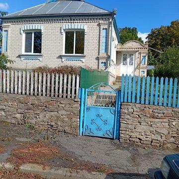 Продам будинок в центрі села