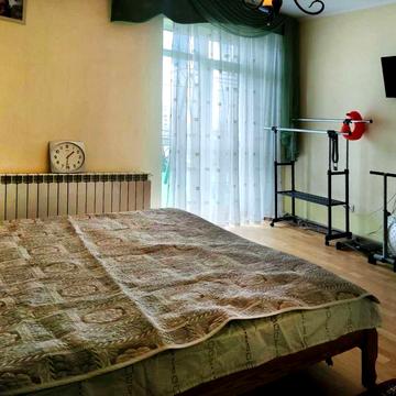 Будинок по вул. Кримська зі спальні вихід на терасу