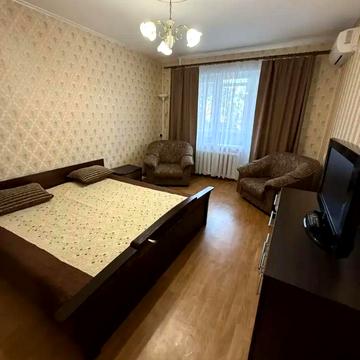 Набережна Перемоги вул., 118