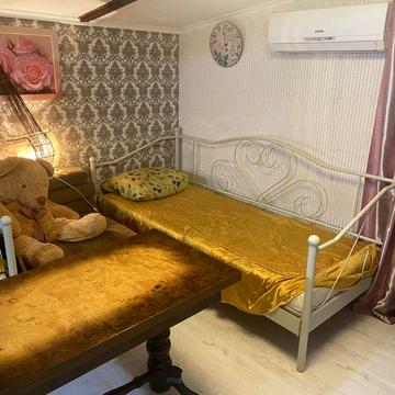 Здаєтьс в оренду кімната/квартира біля центру.