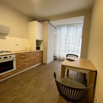 Героїв Небесної Сотні просп., 16/28