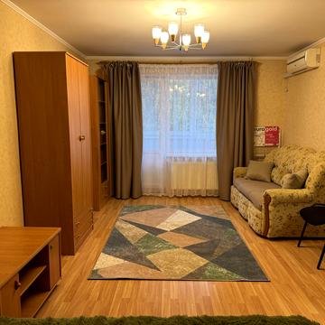 Нововокзальна вул., 19