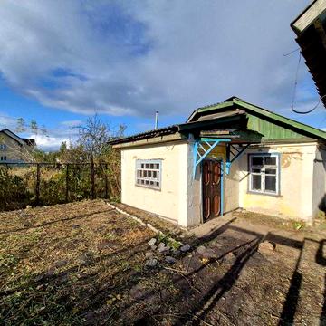 Продам пів будинку 44м2 на ділянці 7,7 соток, вул. Жовтнева, асфальт.