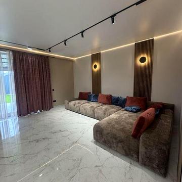 Продаж стильного котеджу