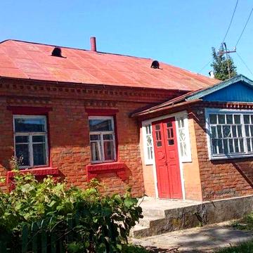 Продаю будинок в с.Малиничі, 10 км.від міста. Центр села.