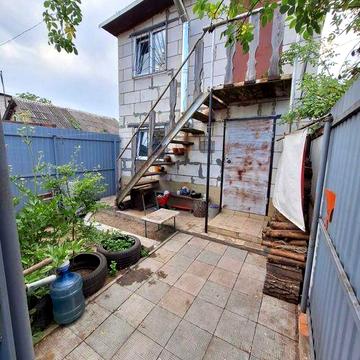 Продам 2-х поверховий будинок- гараж 110м2 в центрі, район переїзду