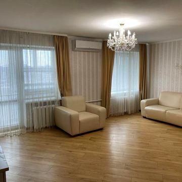 Продам 3- кімнатну квартиру з ремонтом і меблями .