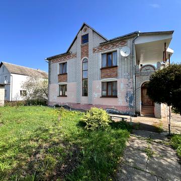 Прибережна, 8