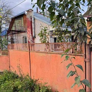 Частина будинку з окремим подвірям .