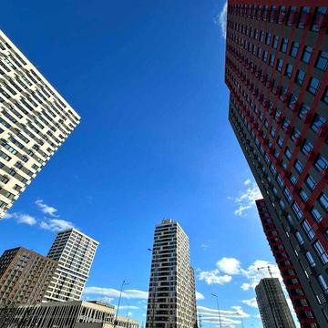 Варшавський 3. 2 кімнатна квартира, середній поверх, видова на захід