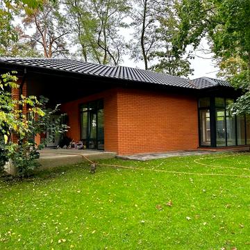 Одноповерховий будинок на 9 ти сотках . Буча парк