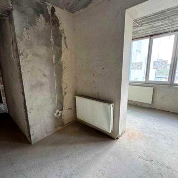 Продам квартиру в центрі з частковим ремонтом