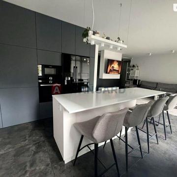 простора трьох кімнатна квартира