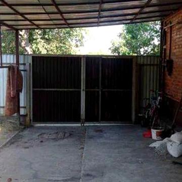 Продам пів будинку з окремим подвірям на Новомиколаївці.