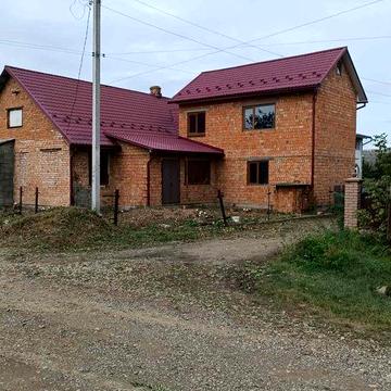 Продам 1/2 будинку в смт  Лужани.