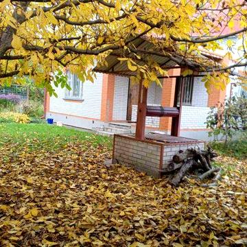 Добротний будинок з  підвалом  та гостьовий  будинок з    гаражем