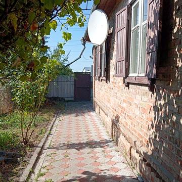 Гарний цегляний будинок, гараж, времянка, погреб, приватизована земля